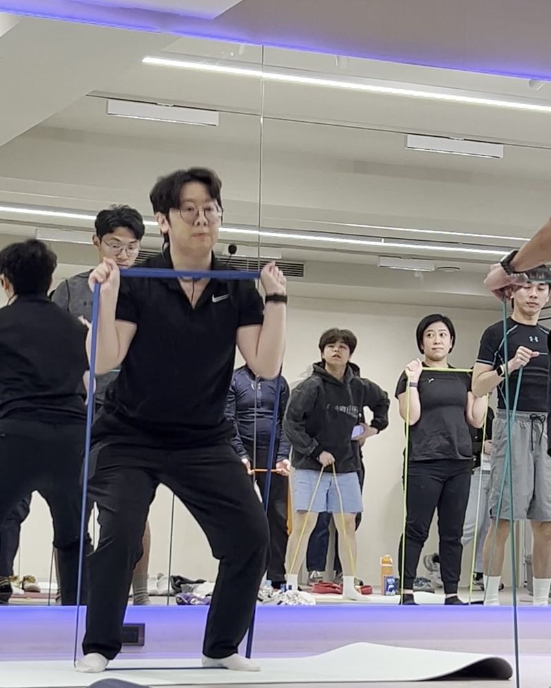 2025/12/14 實體課現場:彈力帶深蹲示範
